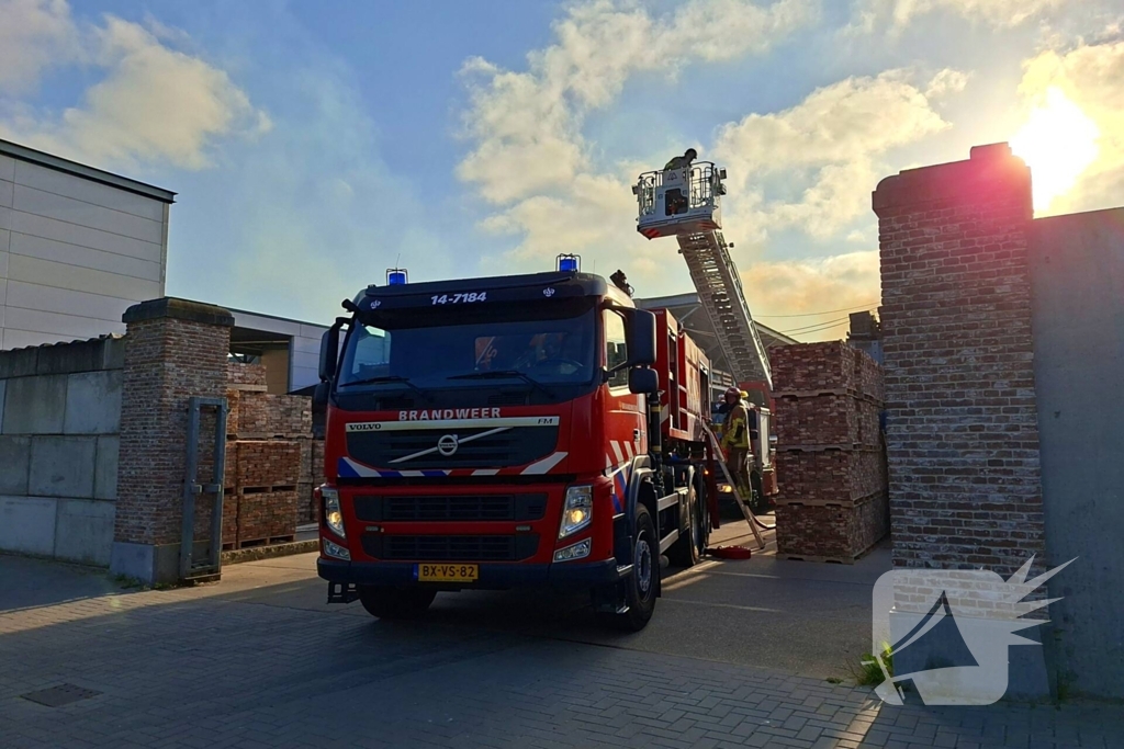 Palletopslag in brand, gebouw bedreigt