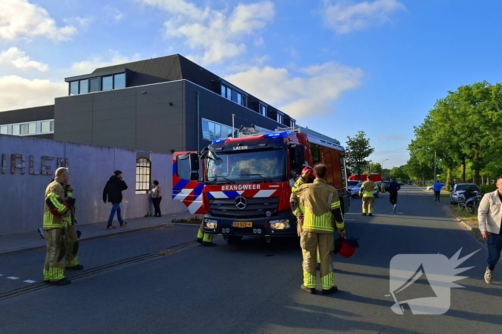 Palletopslag in brand, gebouw bedreigt