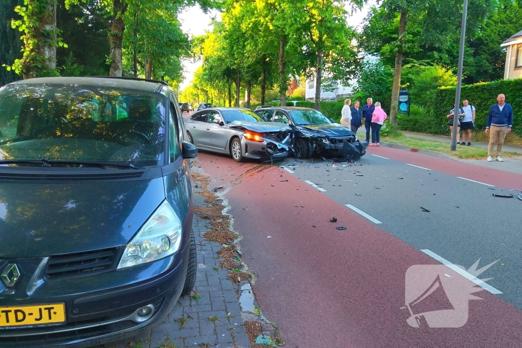 Flinke schade na botsing tussen twee auto's