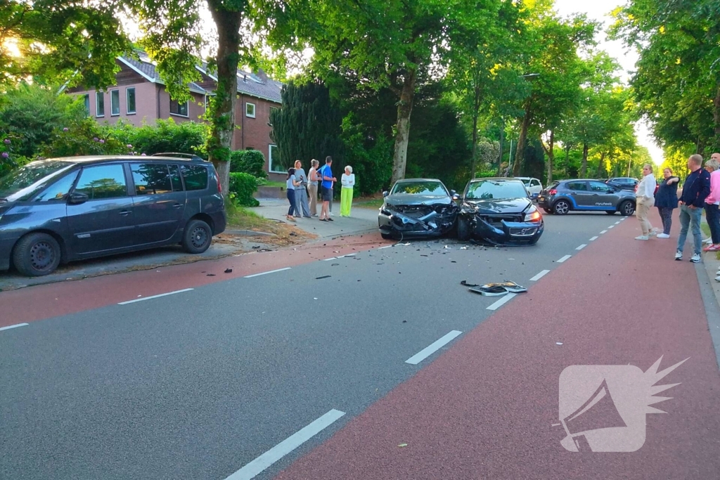 Flinke schade na botsing tussen twee auto's
