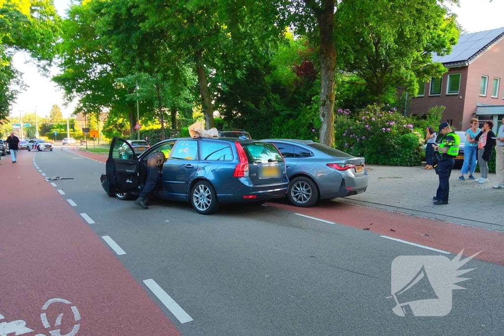 Flinke schade na botsing tussen twee auto's