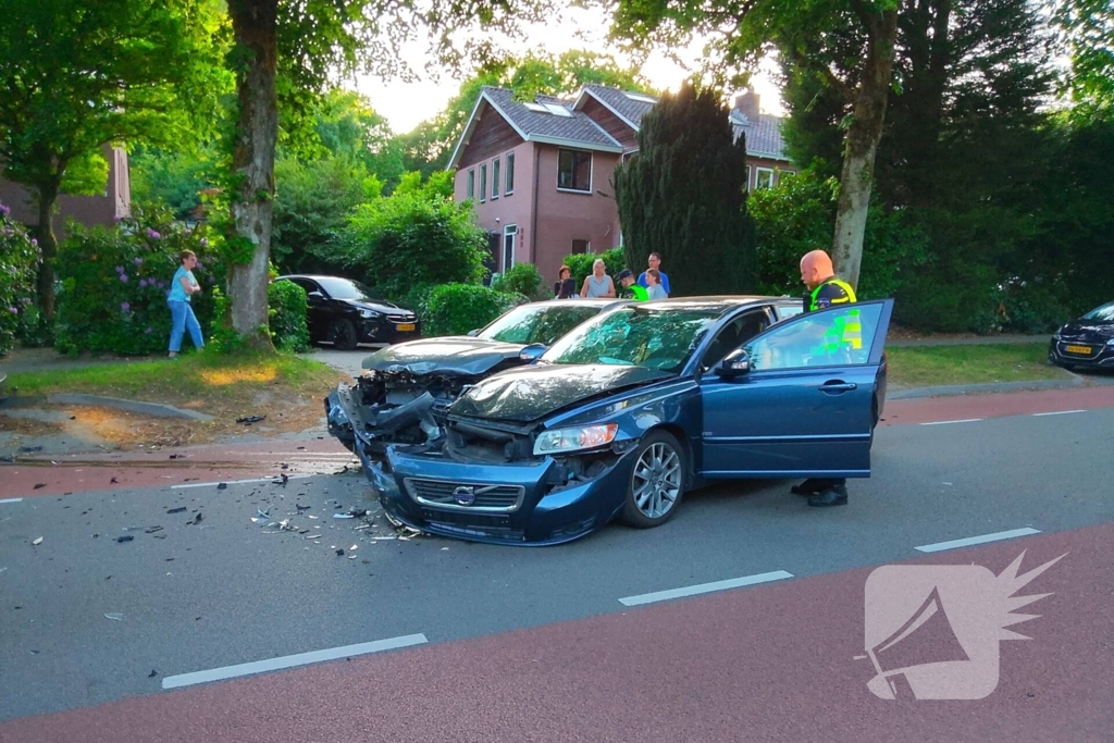 Flinke schade na botsing tussen twee auto's
