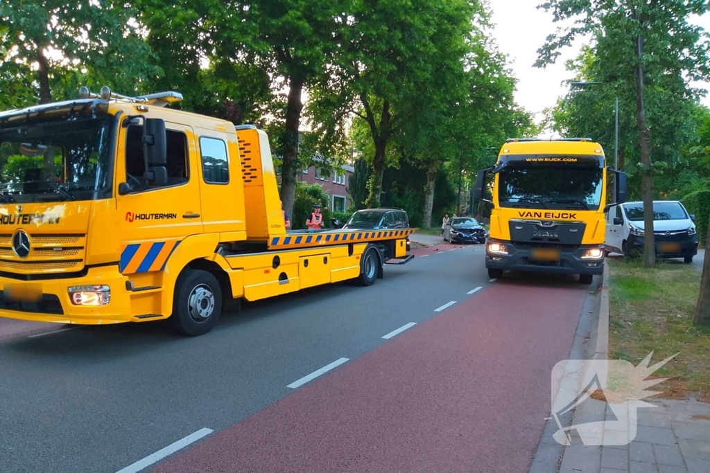 Flinke schade na botsing tussen twee auto's