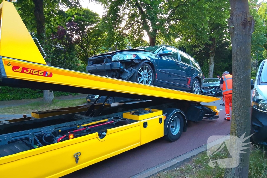 Flinke schade na botsing tussen twee auto's
