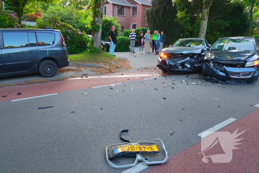 Flinke schade na botsing tussen twee auto's