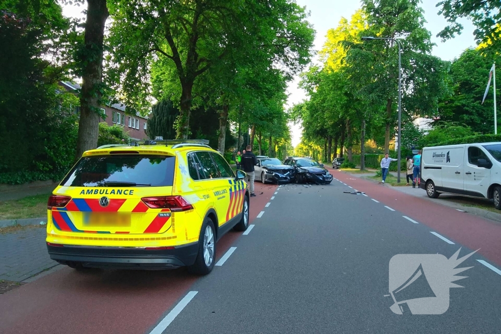 Flinke schade na botsing tussen twee auto's