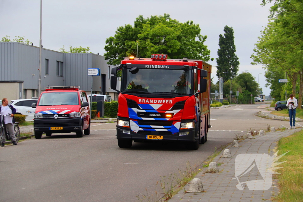 Blusvoertuig en hoogwerker naar meldingen