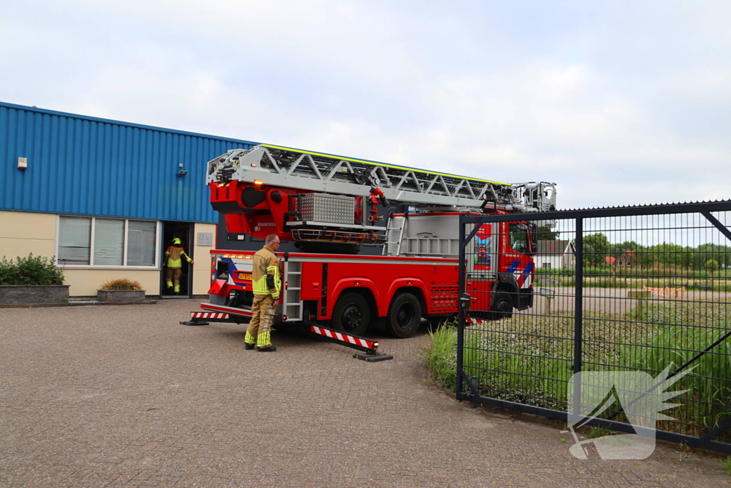 Blusvoertuig en hoogwerker naar meldingen