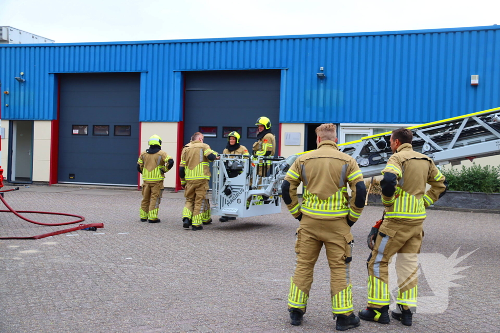 Blusvoertuig en hoogwerker naar meldingen