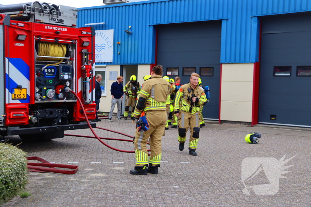 Blusvoertuig en hoogwerker naar meldingen