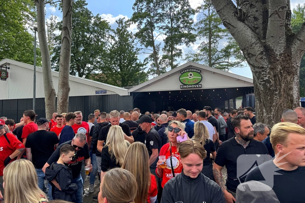 PSV landskampioen na bizarre inhaalrace