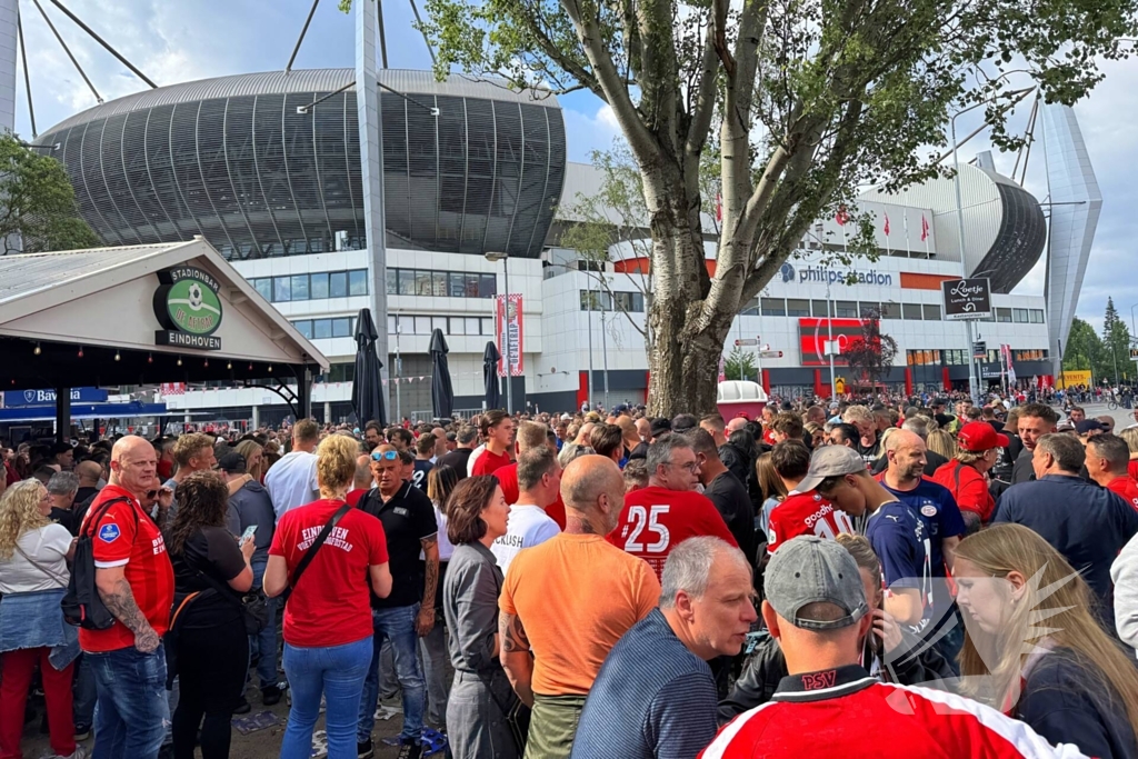 PSV landskampioen na bizarre inhaalrace