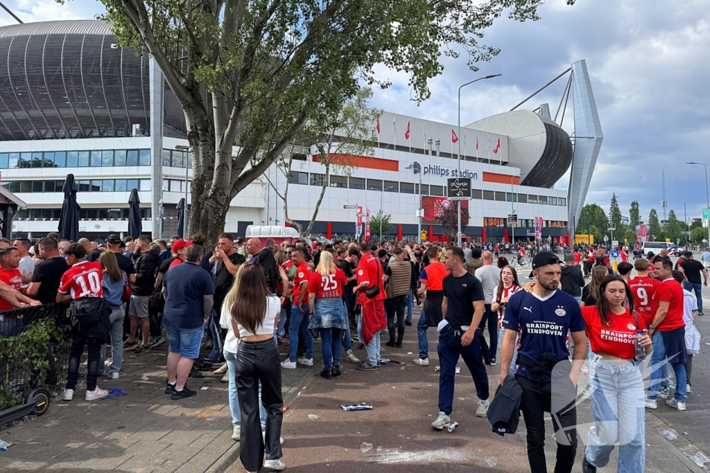 PSV landskampioen na bizarre inhaalrace