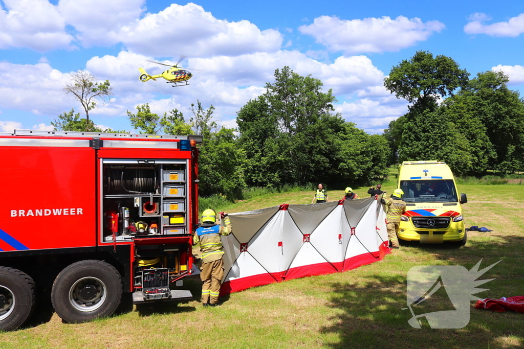 Auto rijdt door voortuin en eindigt in weiland