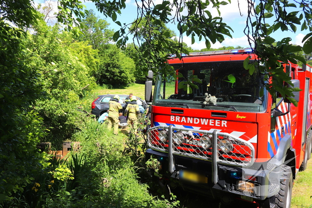 Auto rijdt door voortuin en eindigt in weiland
