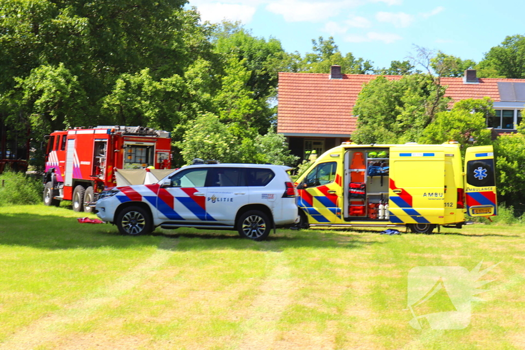 Auto rijdt door voortuin en eindigt in weiland