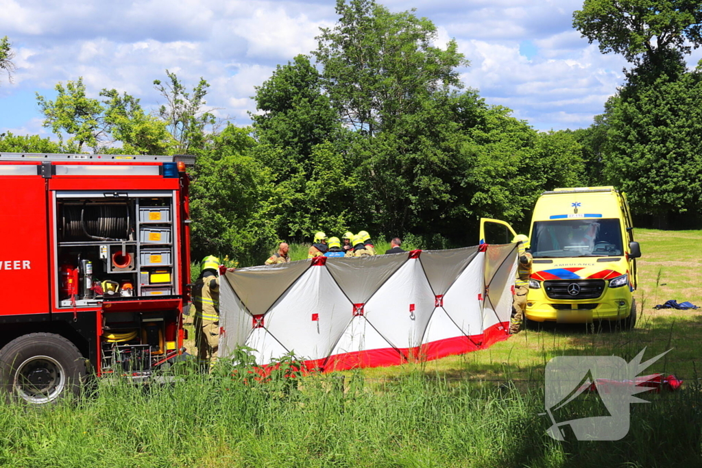 Auto rijdt door voortuin en eindigt in weiland