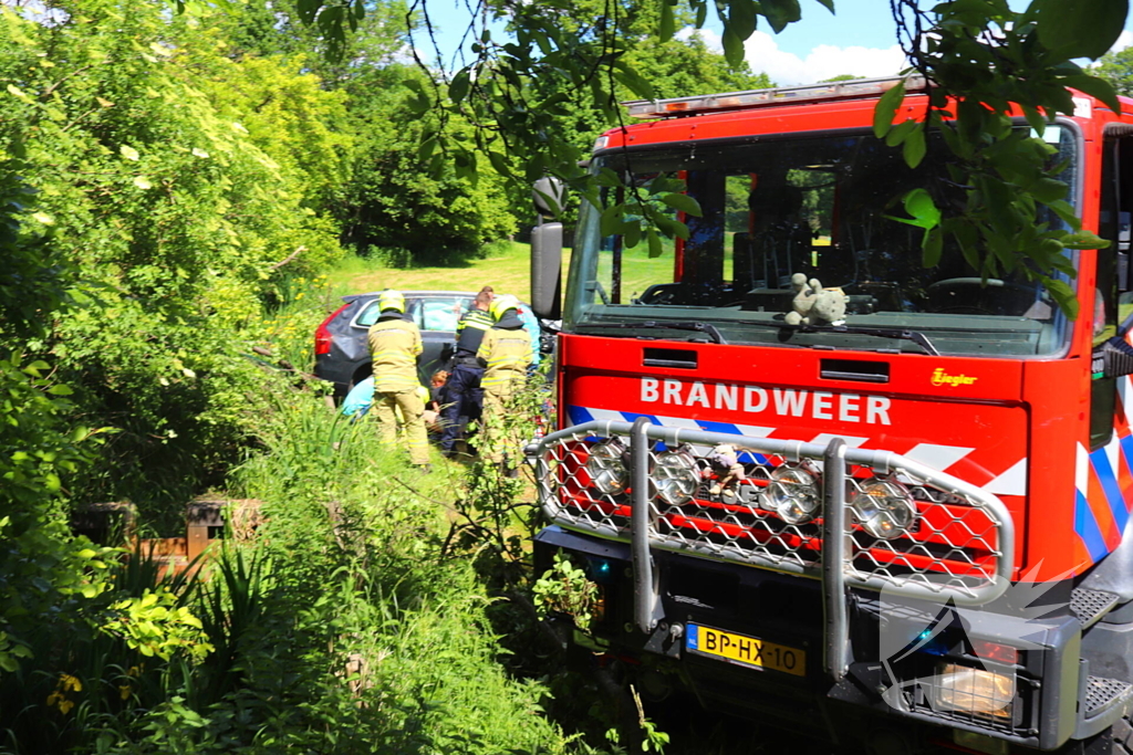 Auto rijdt door voortuin en eindigt in weiland