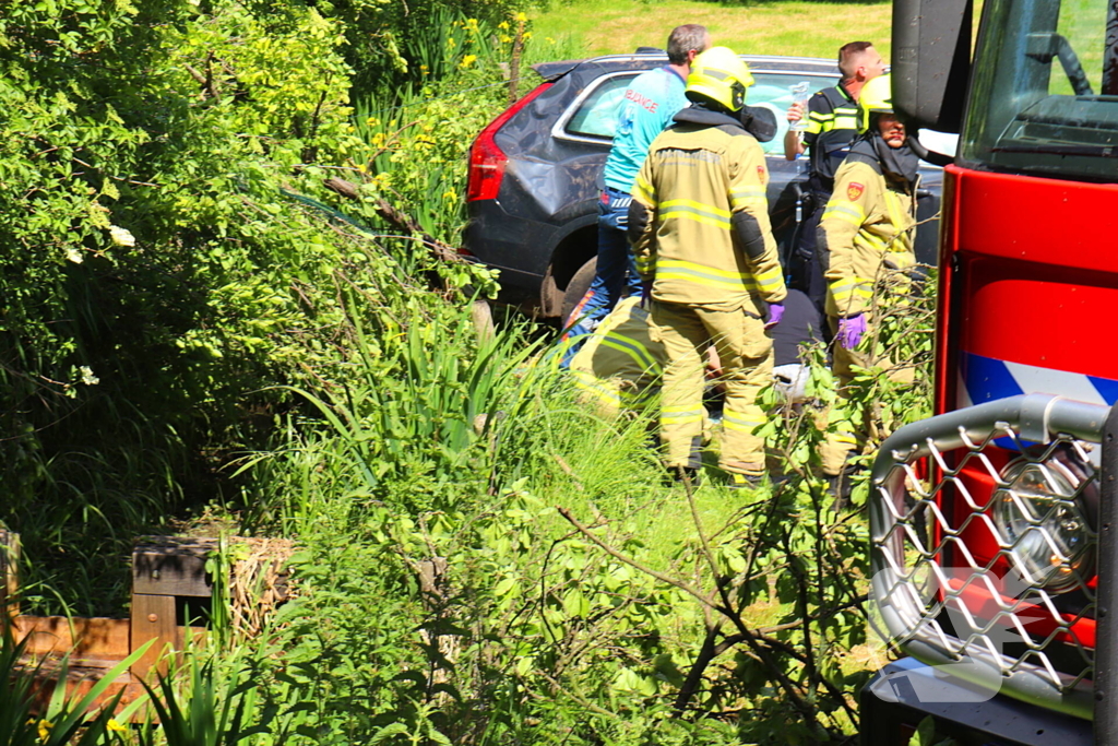 Auto rijdt door voortuin en eindigt in weiland