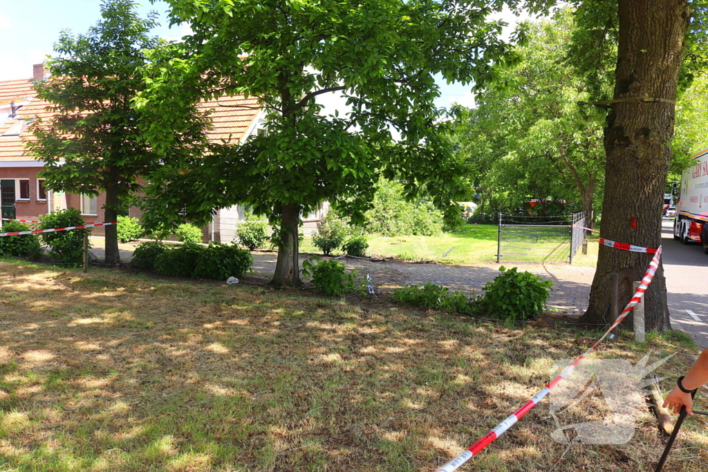 Auto rijdt door voortuin en eindigt in weiland