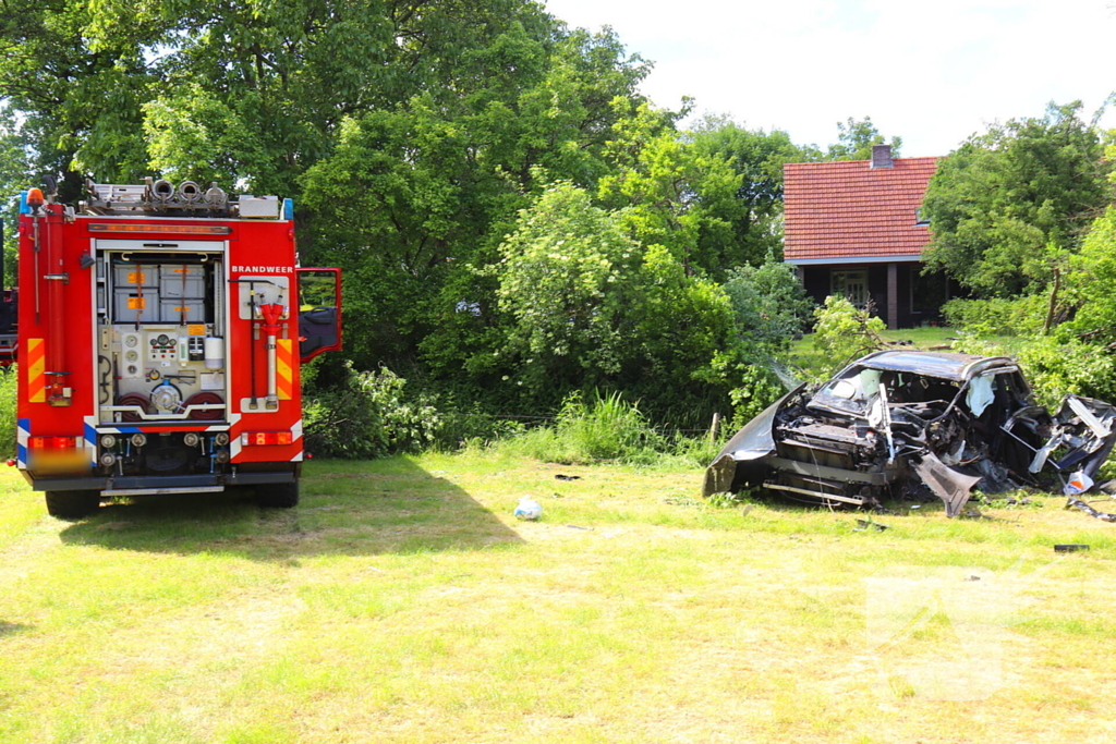 Auto rijdt door voortuin en eindigt in weiland