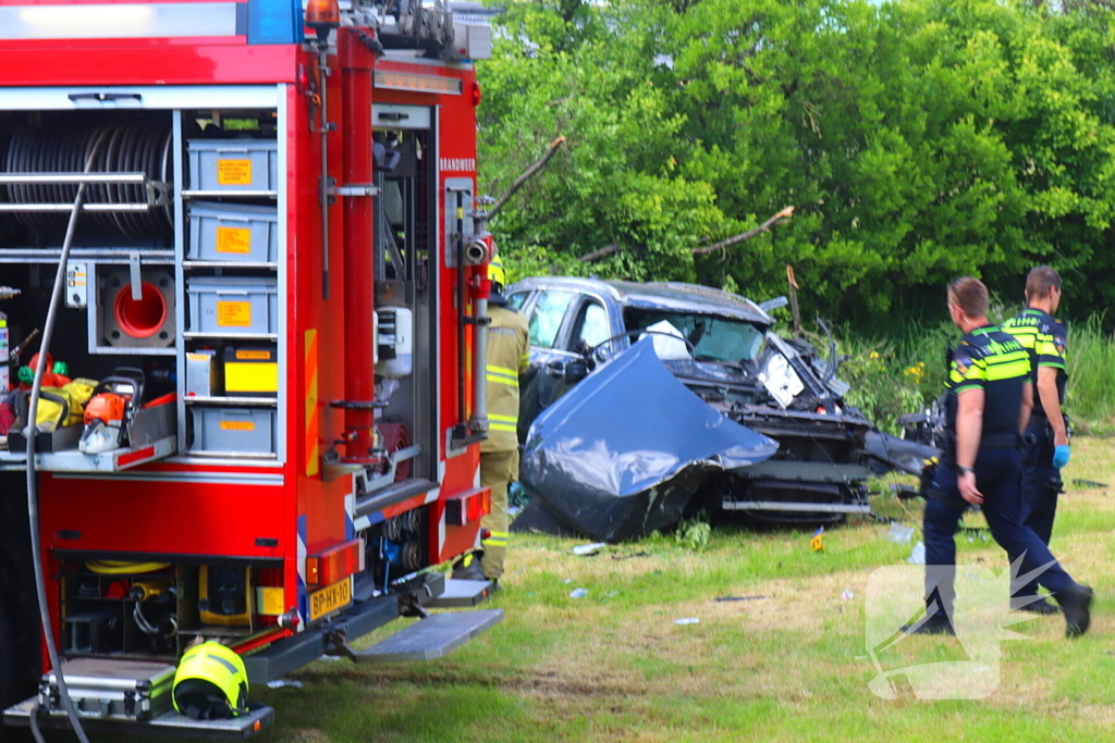 Auto rijdt door voortuin en eindigt in weiland