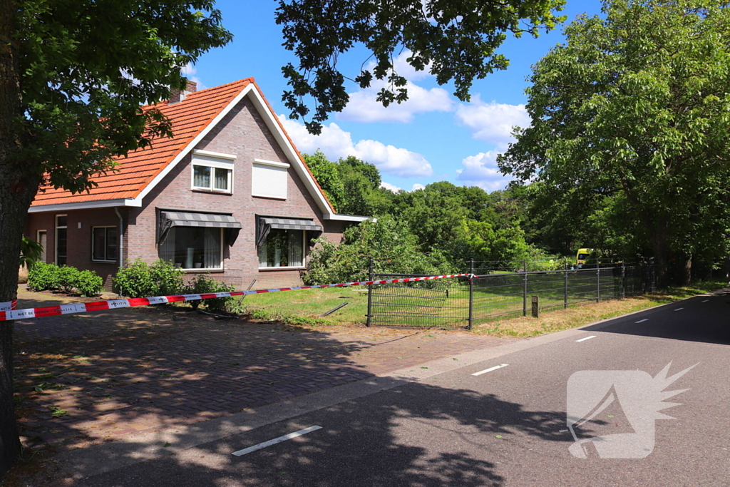 Auto rijdt door voortuin en eindigt in weiland