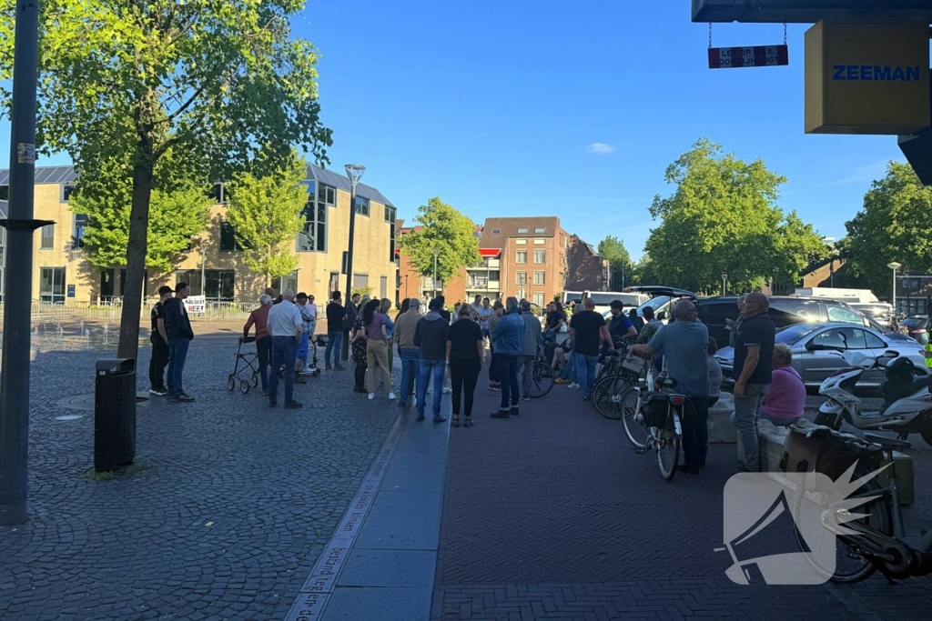 Mobiele eenheid aanwezig bij protest