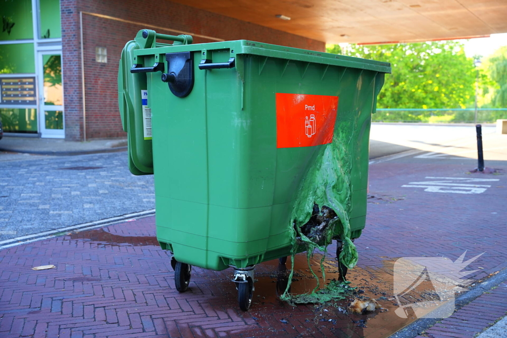 Brandende container geblust door bewoners
