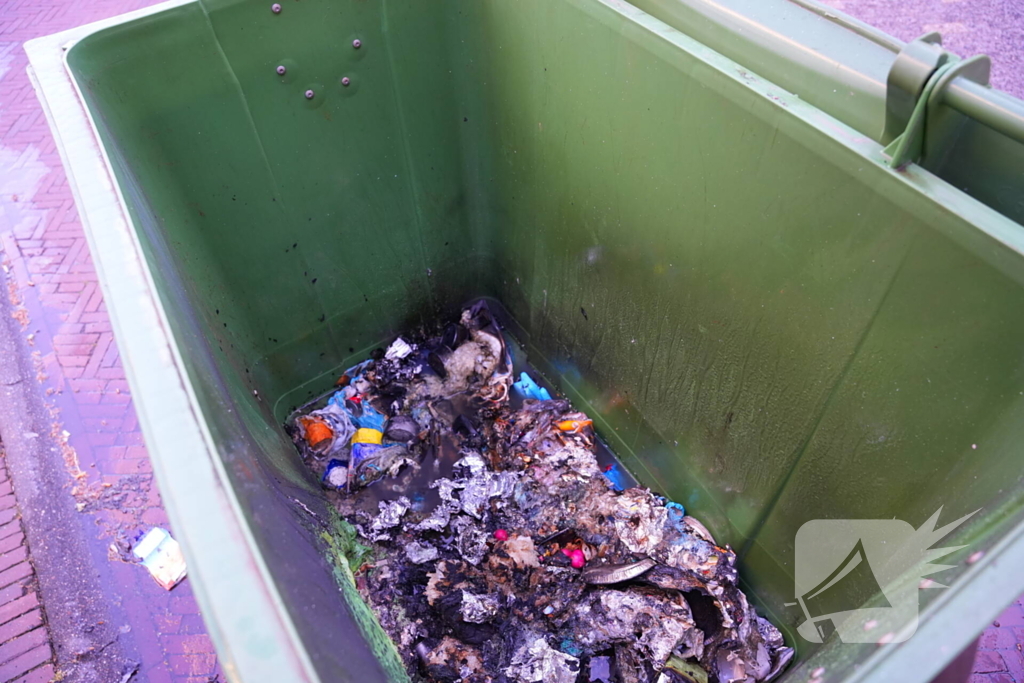 Brandende container geblust door bewoners