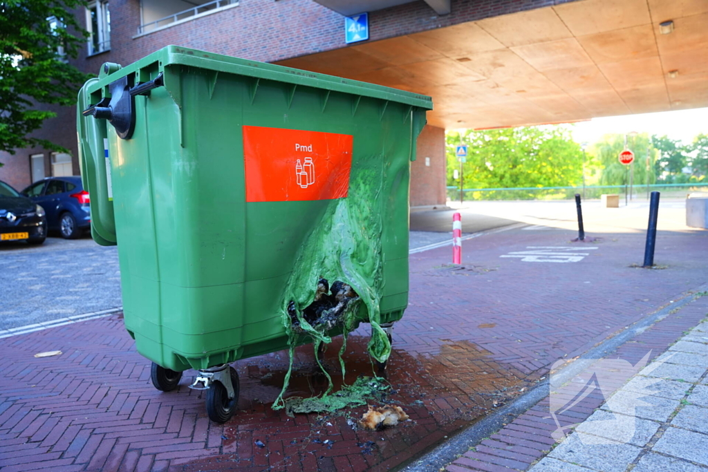 Brandende container geblust door bewoners
