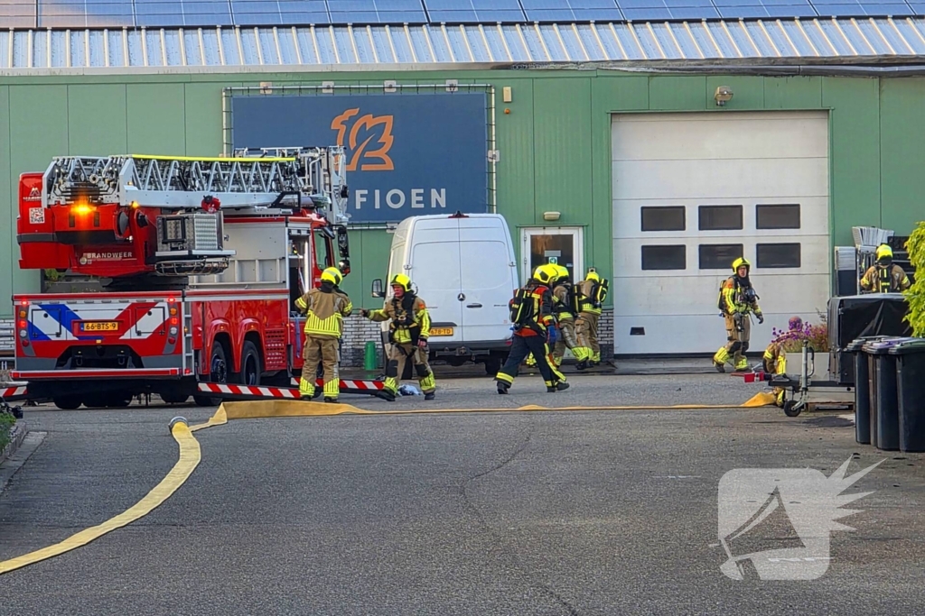 Brandweer druk met grote brand in loods