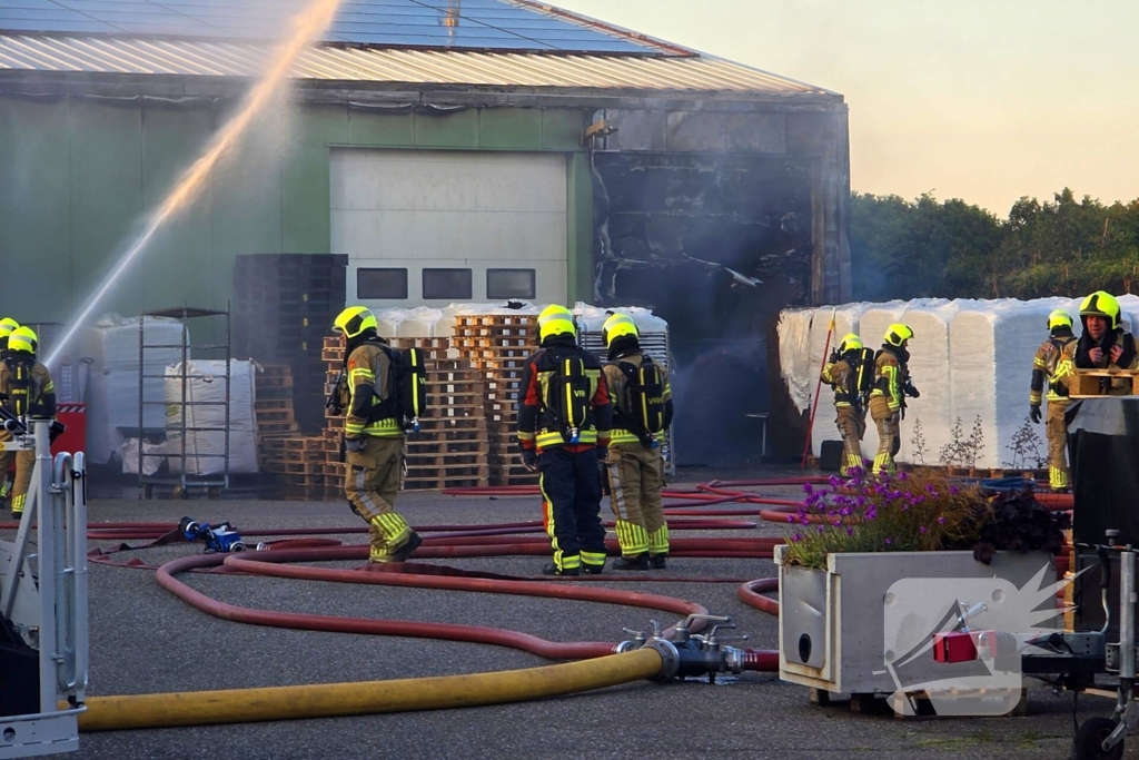 Brandweer druk met grote brand in loods