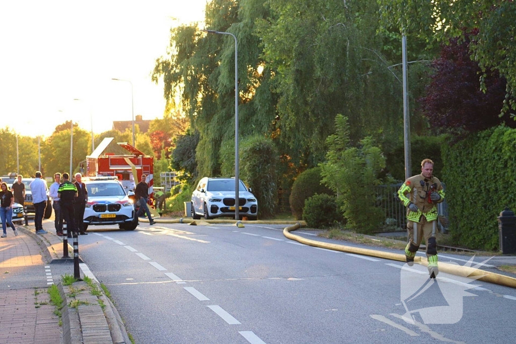 Brandweer druk met grote brand in loods