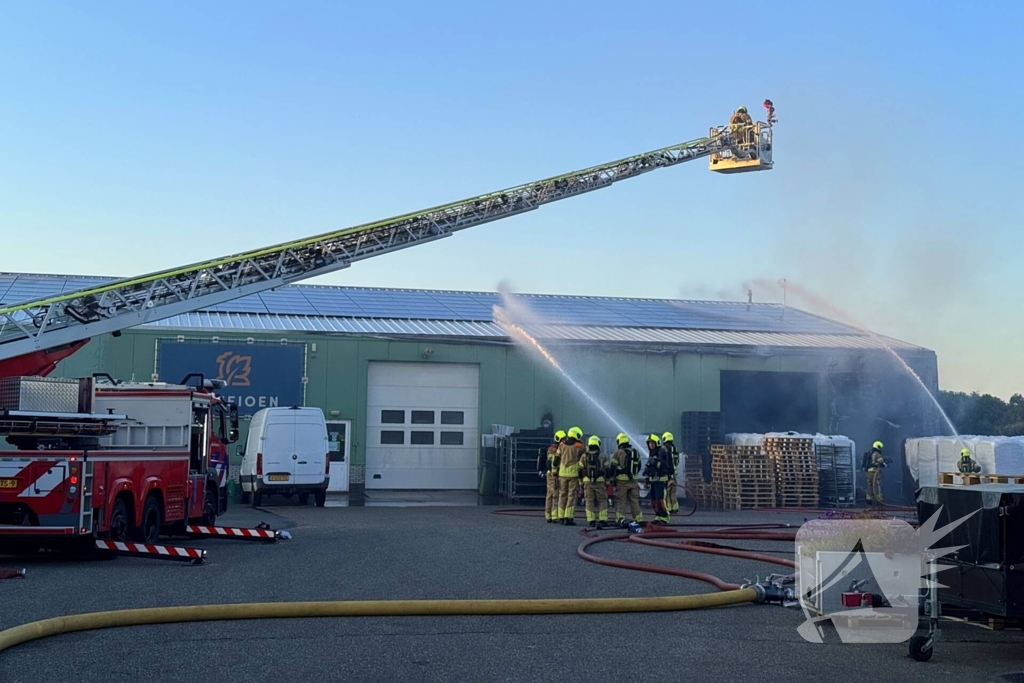 Brandweer druk met grote brand in loods