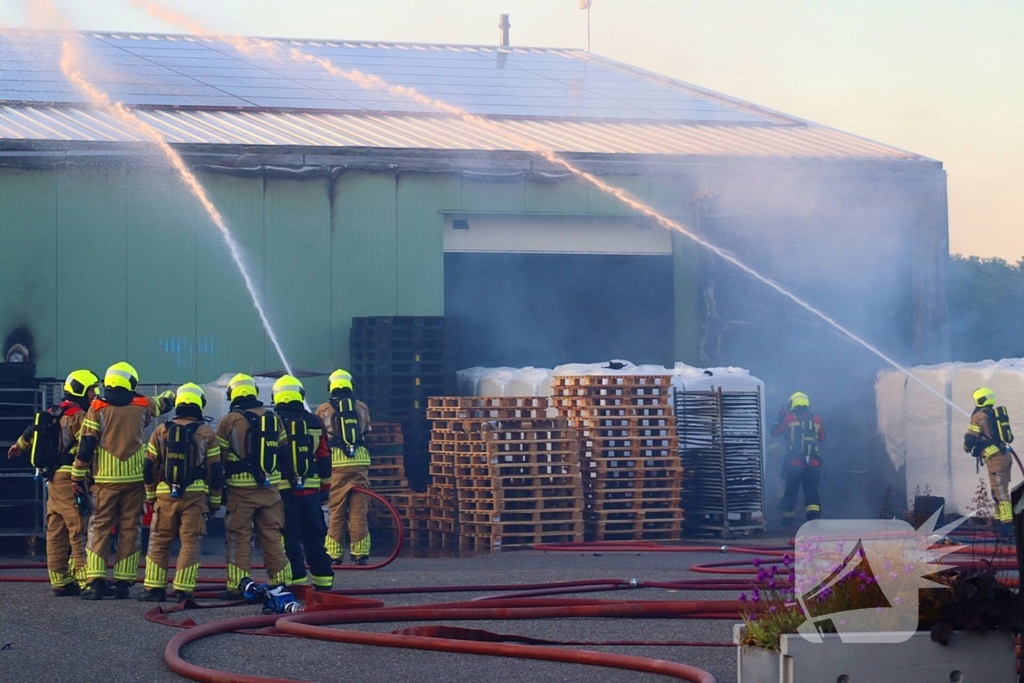 Brandweer druk met grote brand in loods