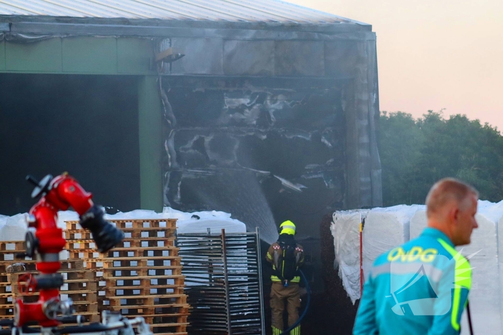 Brandweer druk met grote brand in loods