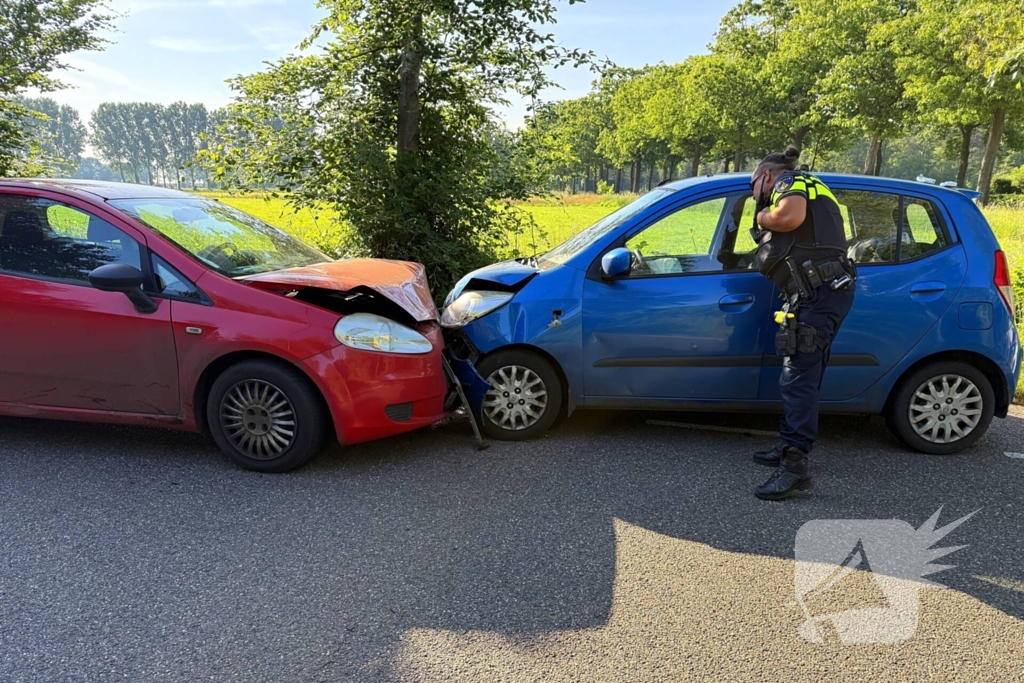Frontale aanrijding zonder gewonden