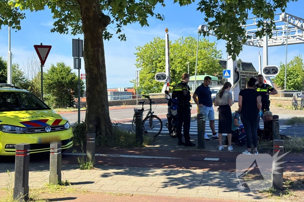 Fietser naar ziekenhuis na aanrijding