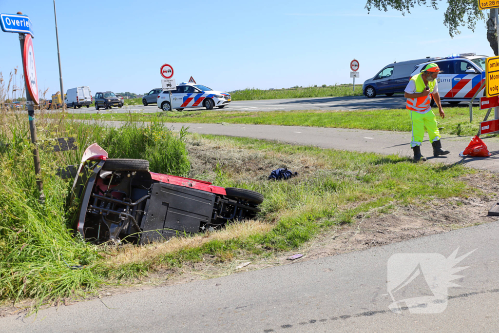 Invalidenauto raakt te water na ongeval