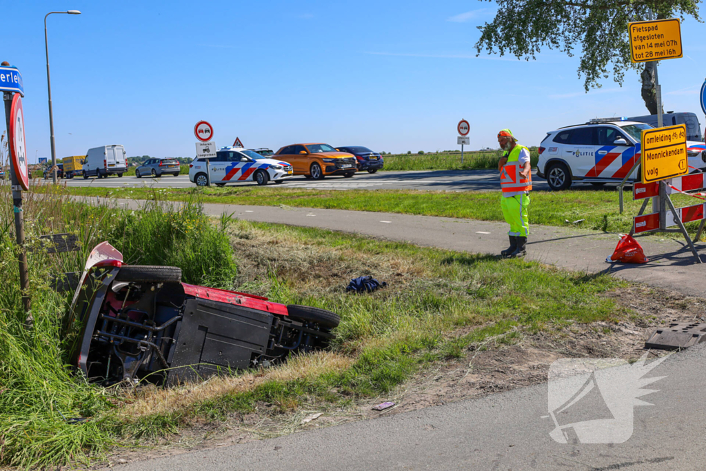 Invalidenauto raakt te water na ongeval