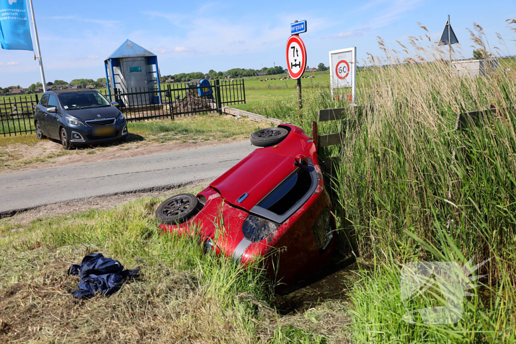Invalidenauto raakt te water na ongeval