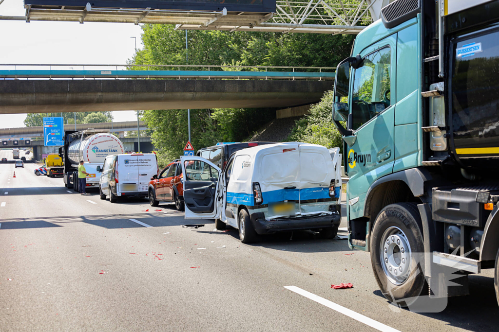 Kettingbotsing leidt tot ziekenhuisopnames en verkeersopstoppingen