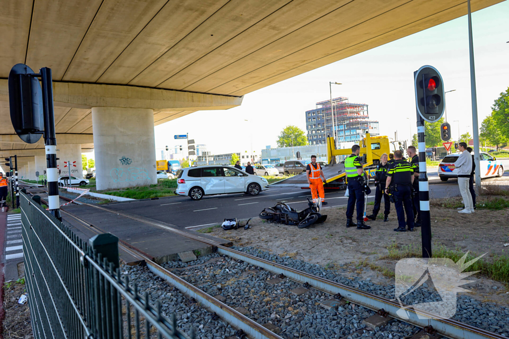 Ongeval tussen scooter en auto leidt tot gewonde