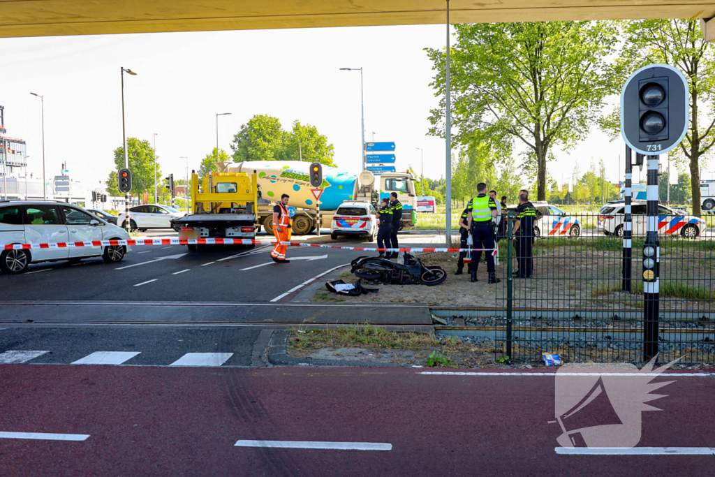 Ongeval tussen scooter en auto leidt tot gewonde