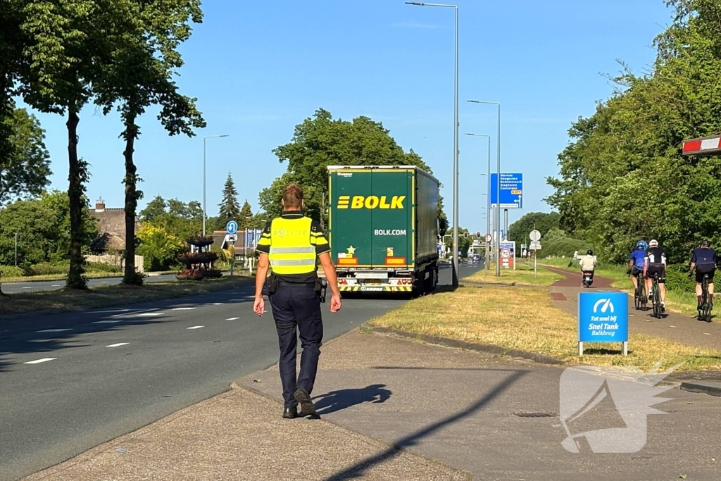 Auto loopt forse schade op na aanrijding met vrachtwagen