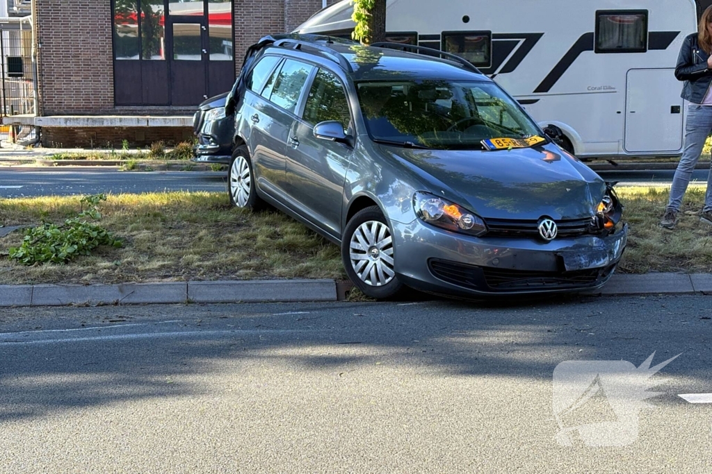 Auto loopt forse schade op na aanrijding met vrachtwagen