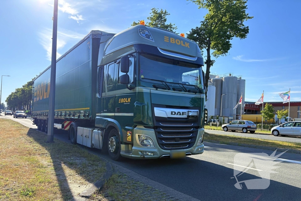 Auto loopt forse schade op na aanrijding met vrachtwagen