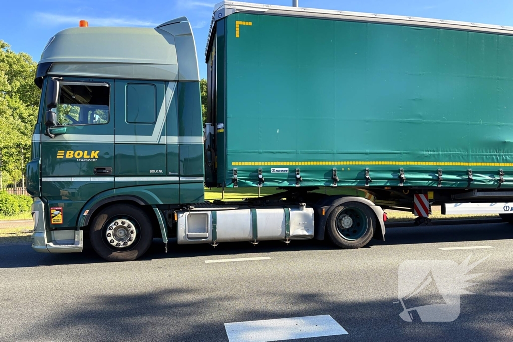 Auto loopt forse schade op na aanrijding met vrachtwagen