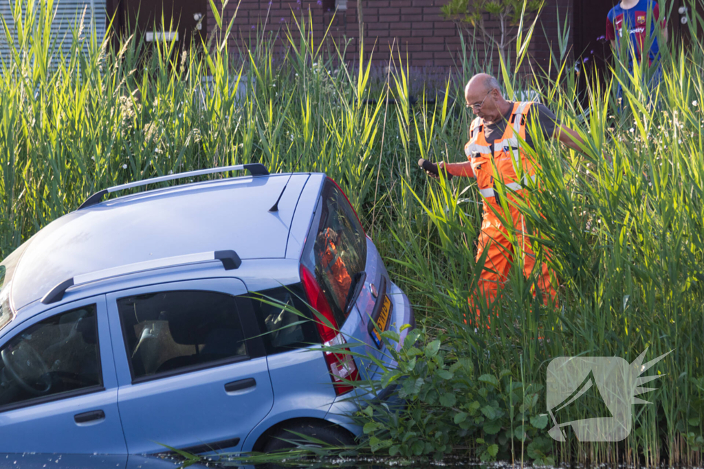 Moeder en kind belanden in het water